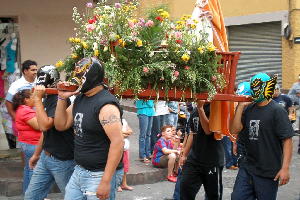 mexican-wrestlers-guanajuato-parade