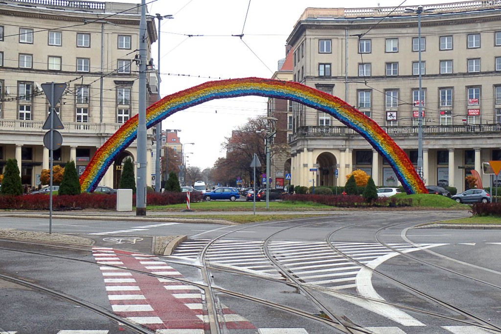 rainbow-sculpture-warsaw-intersection-poland