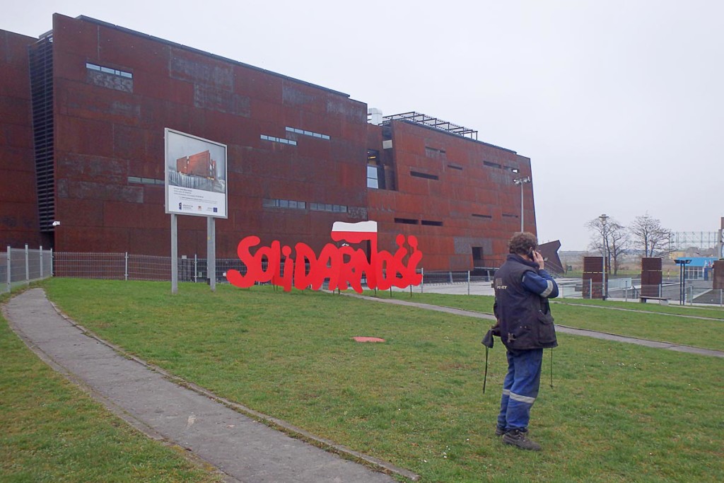 solidarnosc-monument-guy-on-phone-gdansk