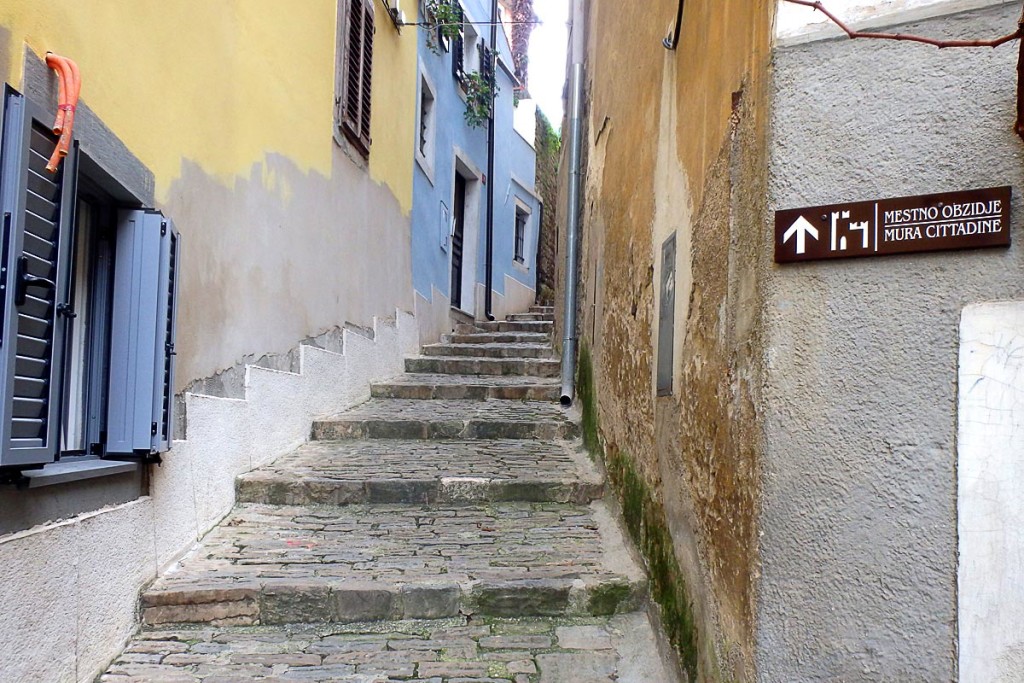 steps-colorful-walls-piran-slovenia-alley