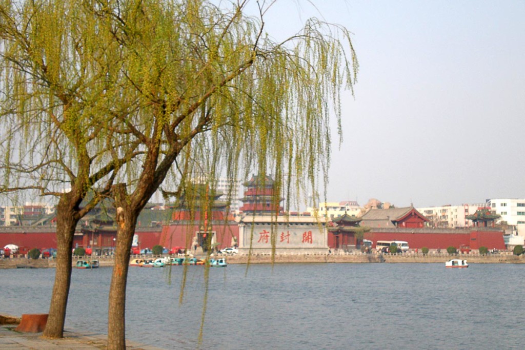 trees-and-lake-in-kaifeng-china