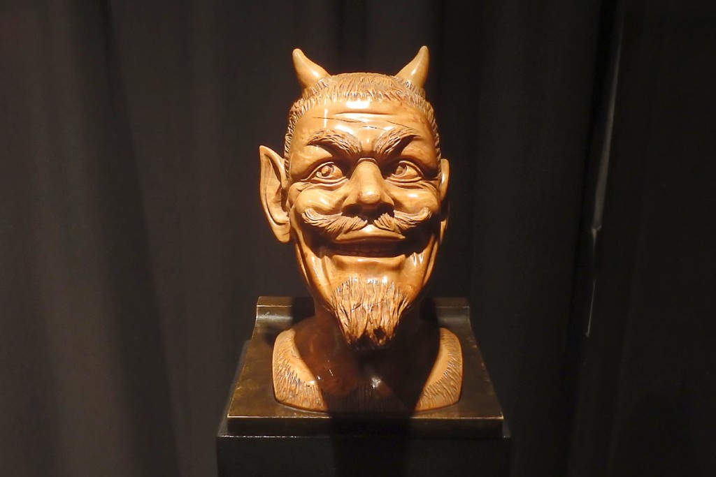 wooden-smiling-devil-head-museum-kaunas-lithuania