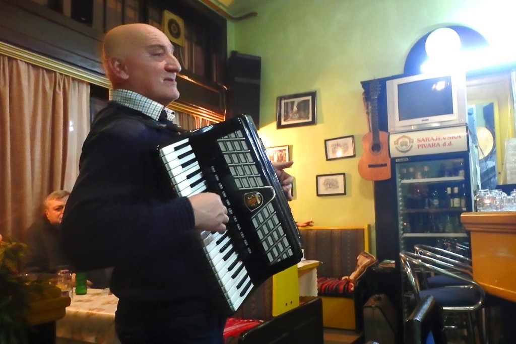 accordion-player-sarajevo-restaurant
