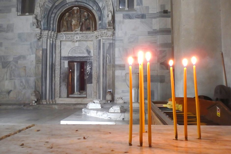 candles-inside-big-room-studenica-monastery-serbia