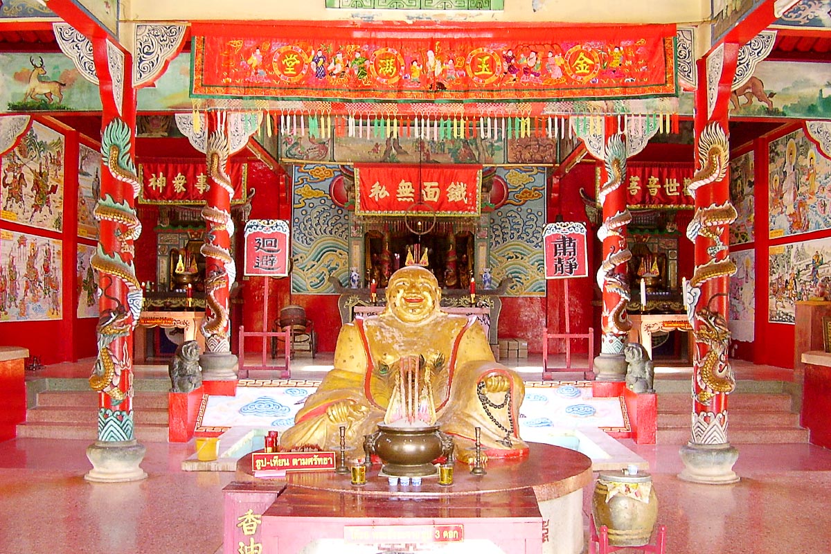 chinese-temple-red-trang-thailand