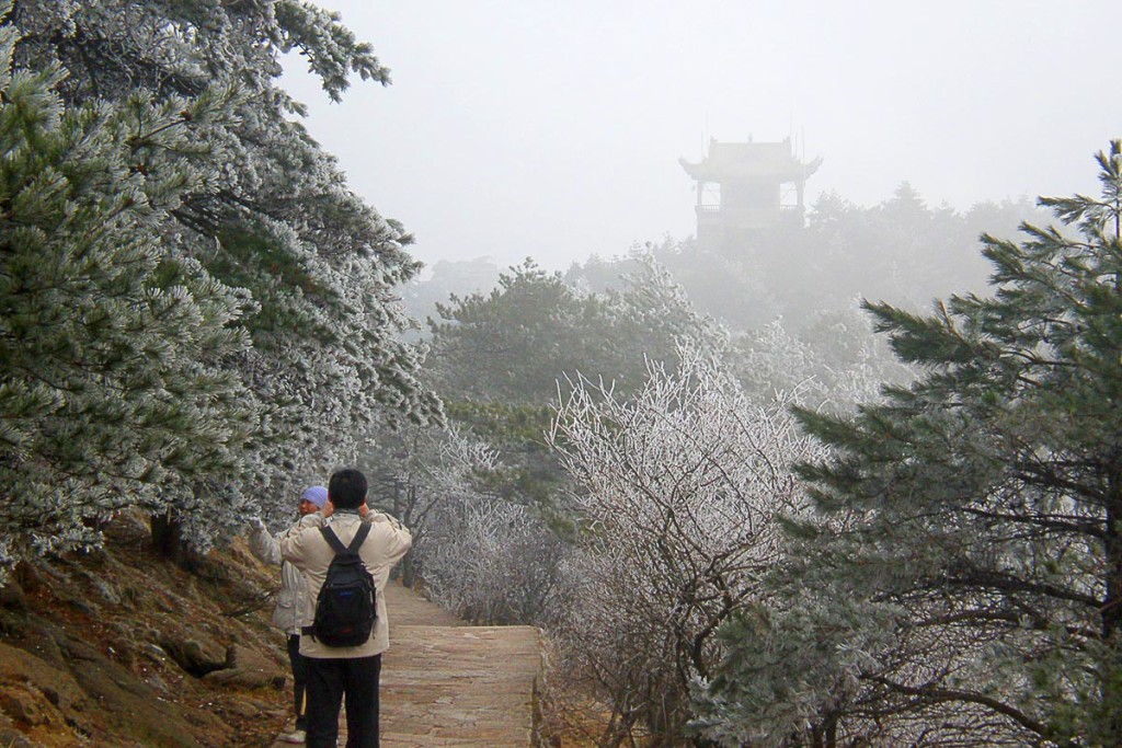 couple-taking-photos-misty-huangshan-temple