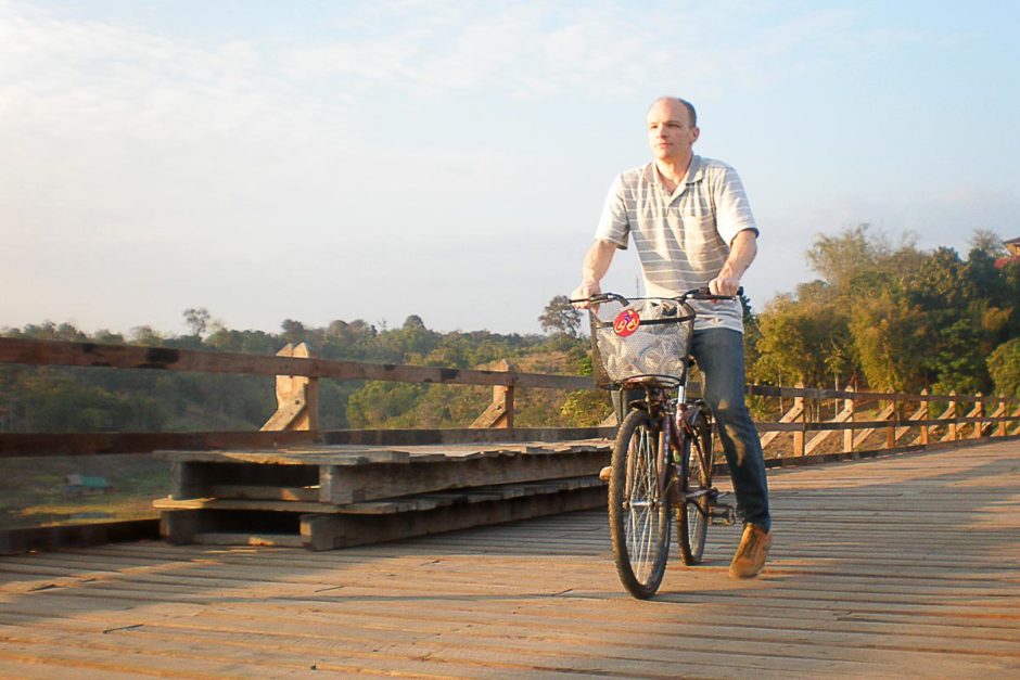 jeremy-bicycle-mon-bridge-sangkhlaburi