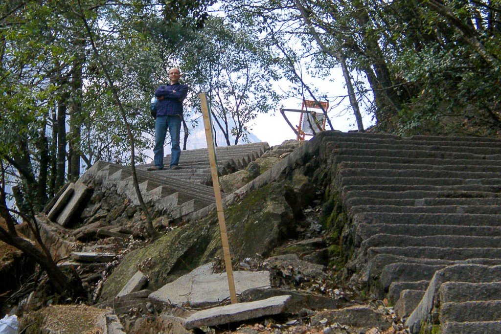 jeremy-on-steps-huangshan-china-mountain