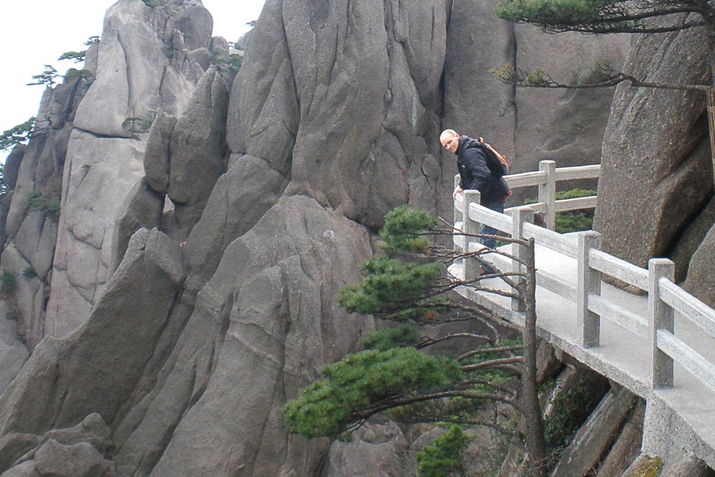 jeremy-overhanging-walkwah-huangshan-china