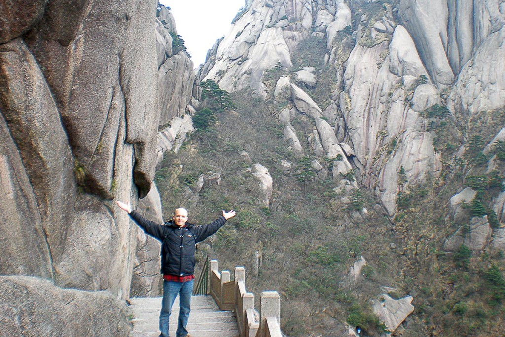 jeremy-raising-hands-haungshan-china