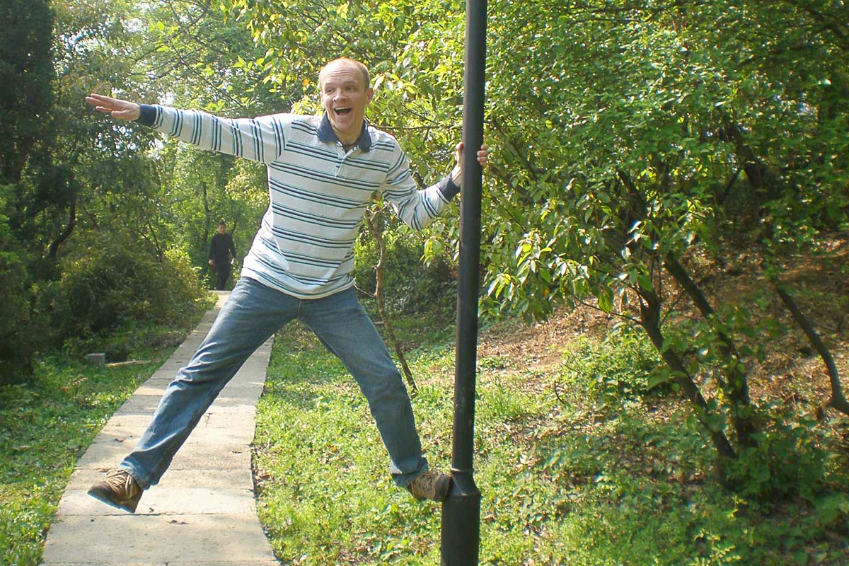 jeremy-swinging-lamppost-fushan-shaoxing-china