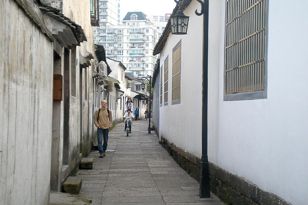 jeremy-with-biking-girls-shaoxing-alley-china