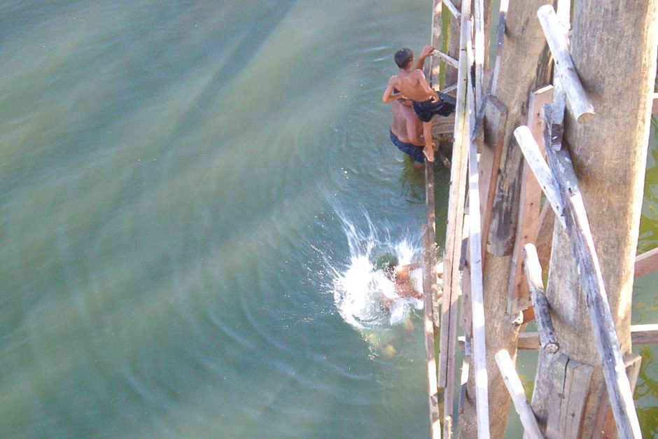 kids-jumping-in-water-mon-bridge-sangkhlaburi