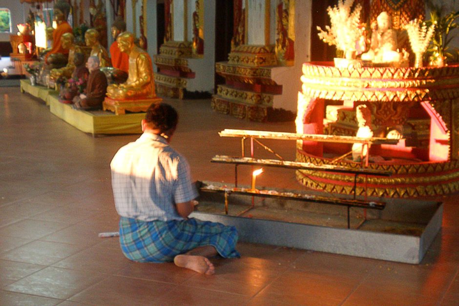 man-praying-at-chedi-putthakaya