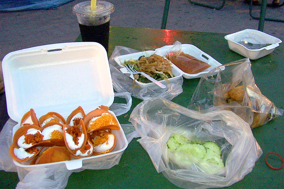 market-street-dinner-hat-yai-thailand