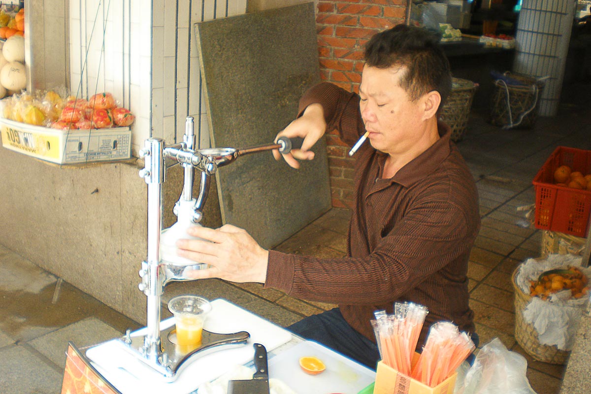 orange-juice-vendor-cigarette-gulangyu-china