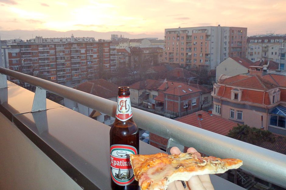 pizza-beer-sunset-balcony-kraljevo-hotel-belvedere