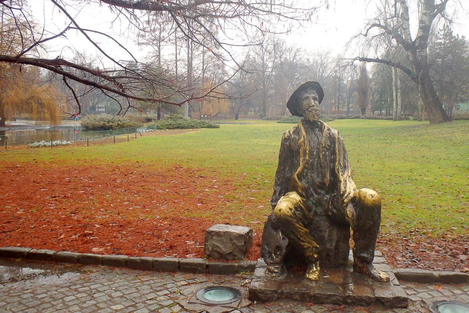 ragged-statue-kraljevo-park-serbia-rain