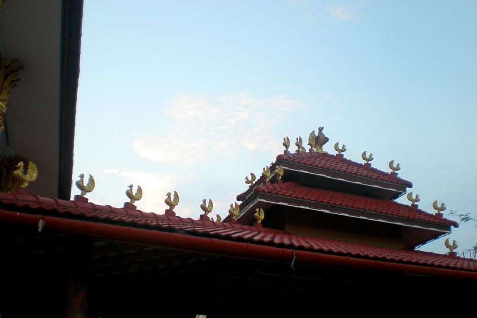 rooftop-chicken-figures-wat-wang-wiwekaram