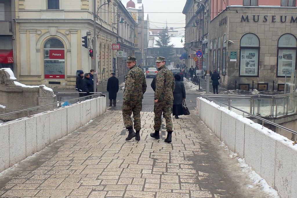 soldiers-on-bridge-sarajevo