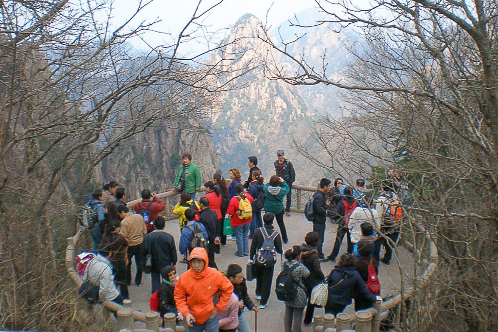 tourist-crowd-huangshan-china-lookout