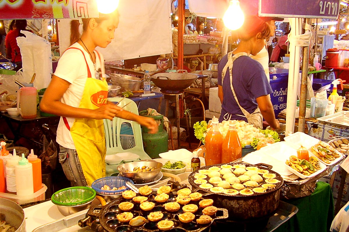 women-cooking-at-street-food-stall-hat-yai-thailand