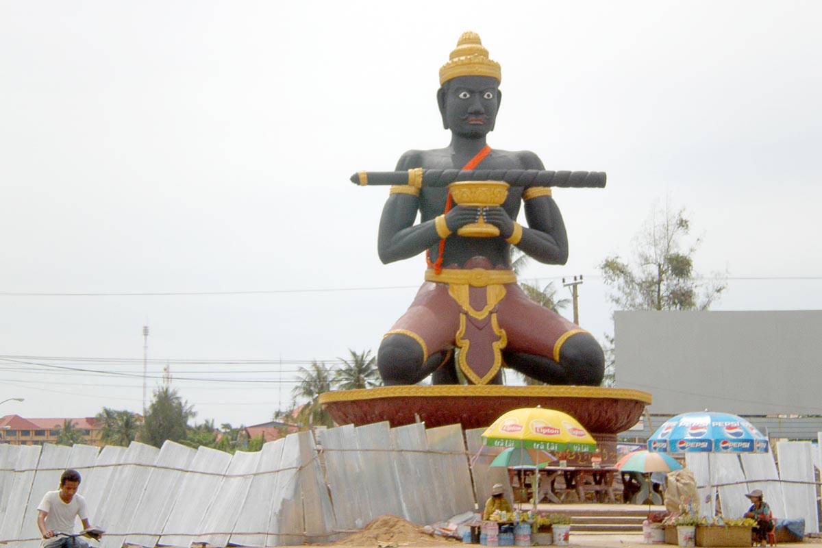 battambang-roundabout-statue-street-vendors-cambodia