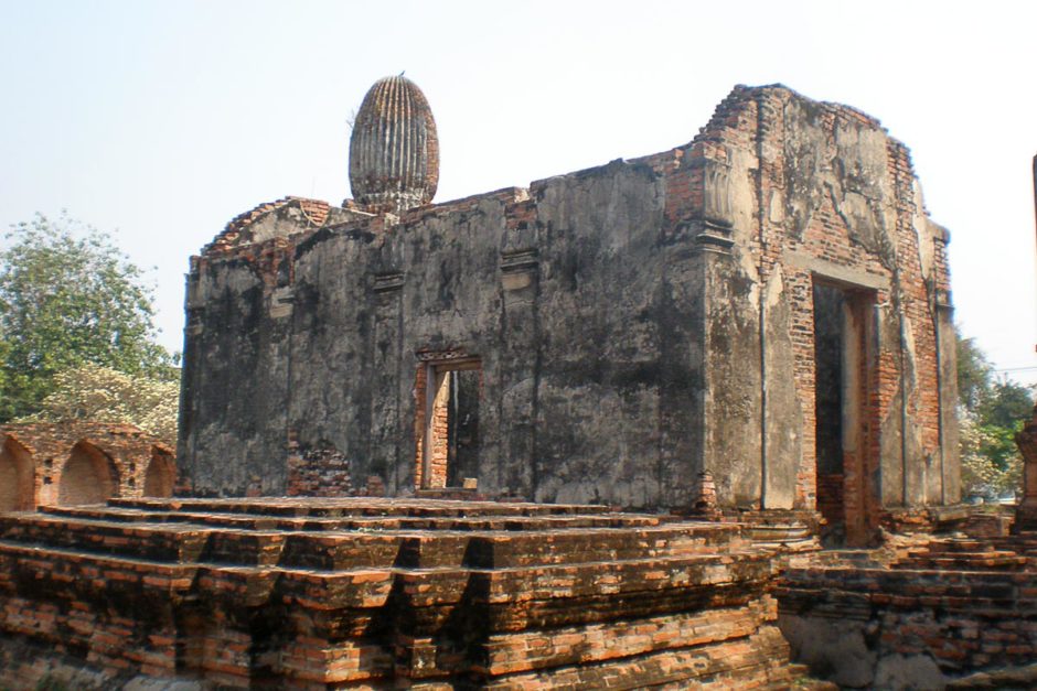 big-square-building-ruins-lopburi-thailand