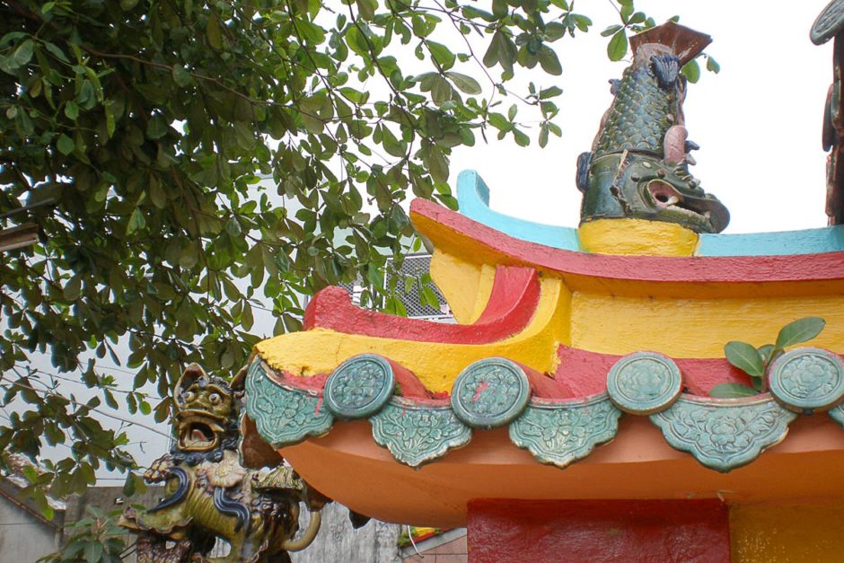 colorful-vietnamese-temple-building-roof-corner