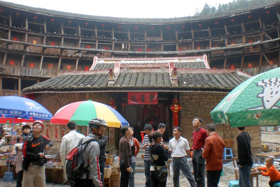 crowds-tourists-in-tulou-fujian-china