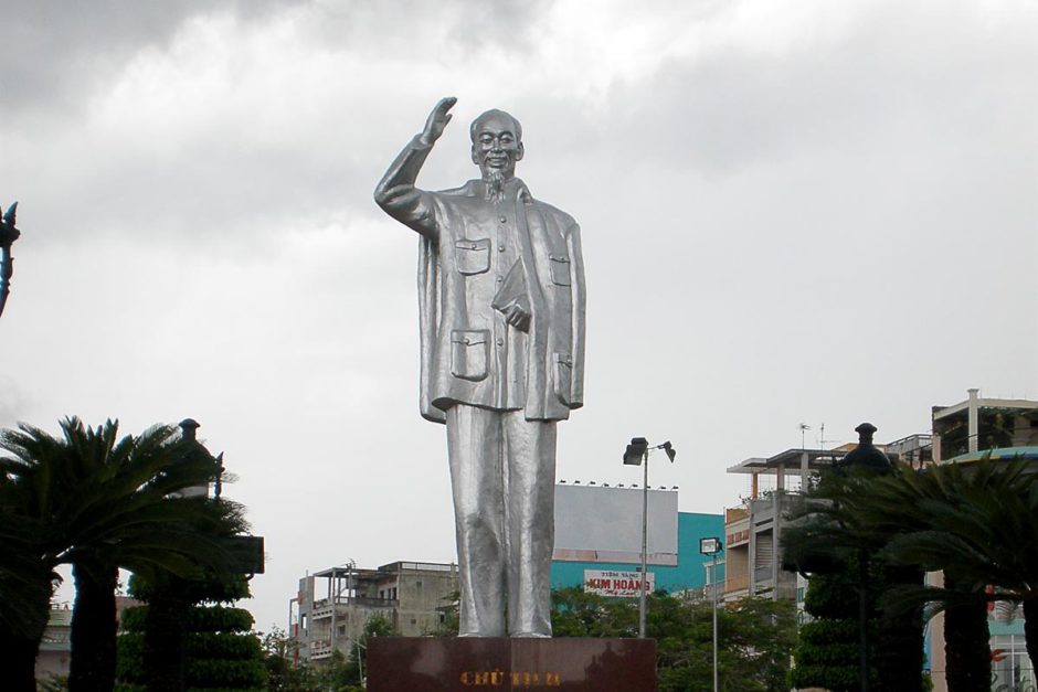 ho-chi-minh-statue-can-tho-vietnam