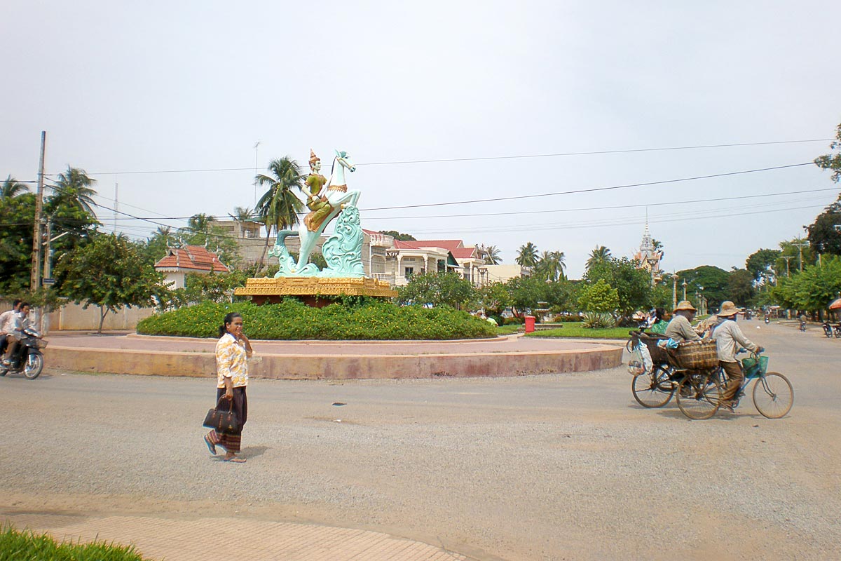 horse-statue-pedestrians-roundabout-battambang-cambodia