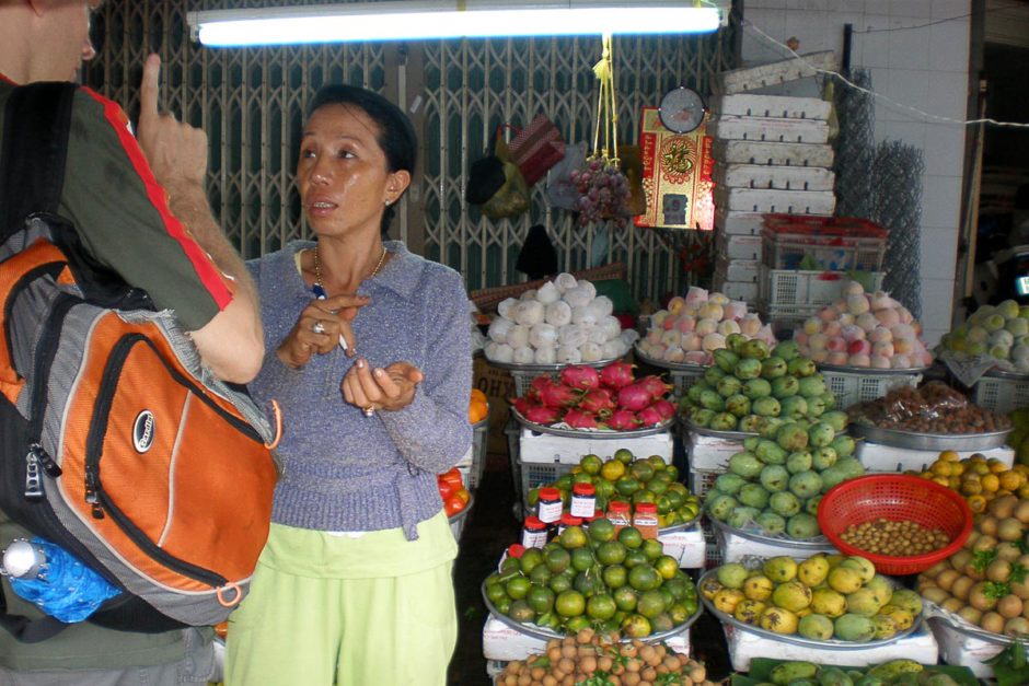 jeremy-buying-fruit-from-vendor-rach-gia-vietnam