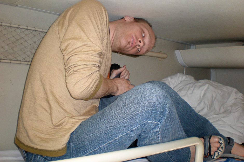 jeremy-cramped-chinese-train-sleeping-berth