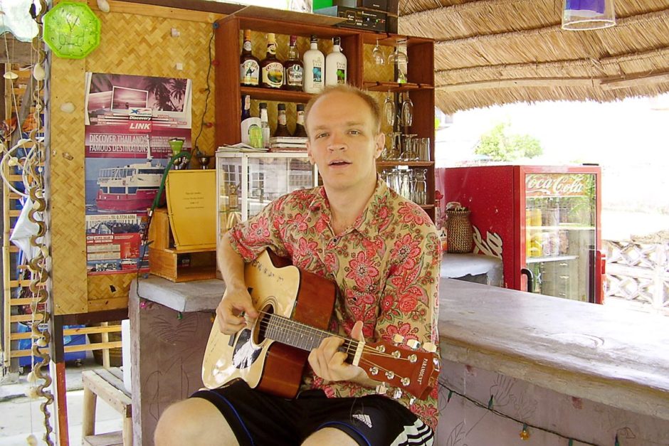 jeremy-guitar-kaes-guesthouse-chumphon-thailand