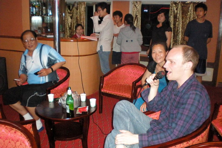 jeremy-karaoke-yangtze-river-boat