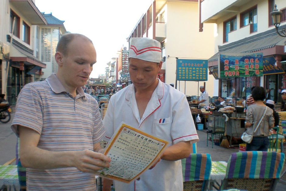 jeremy-ordering-food-street-vendor-china