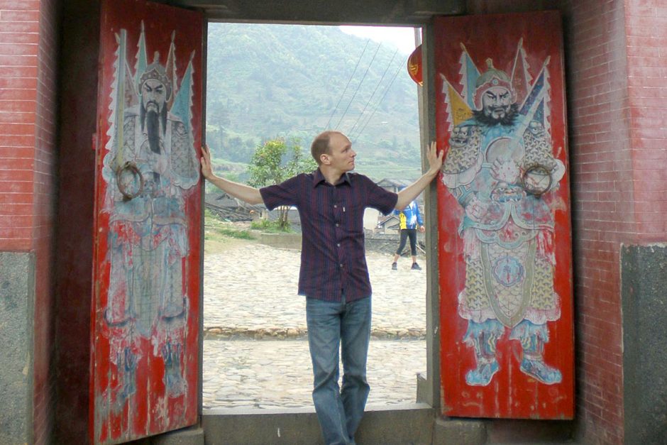 jeremy-painted-figures-doors-deyuan-taxiacun-china