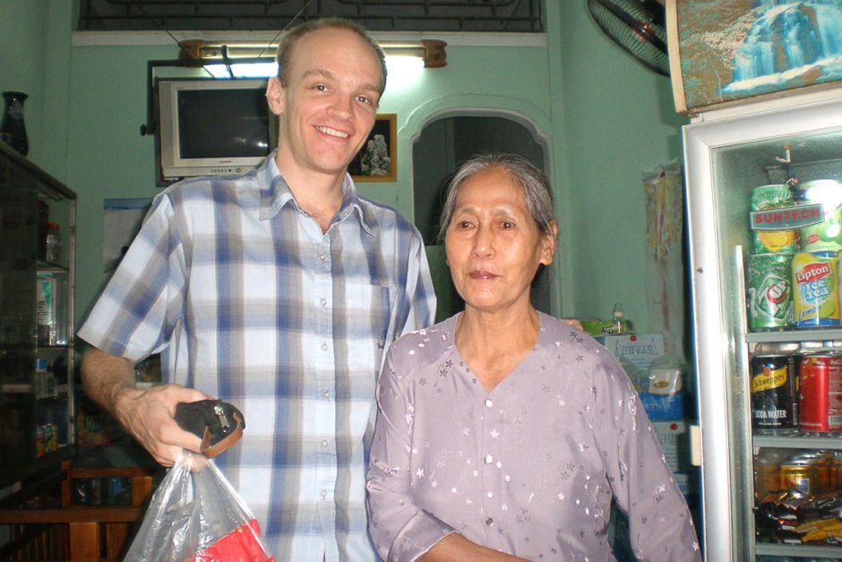 jeremy-with-small-shop-owner-woman-hue-vietnam