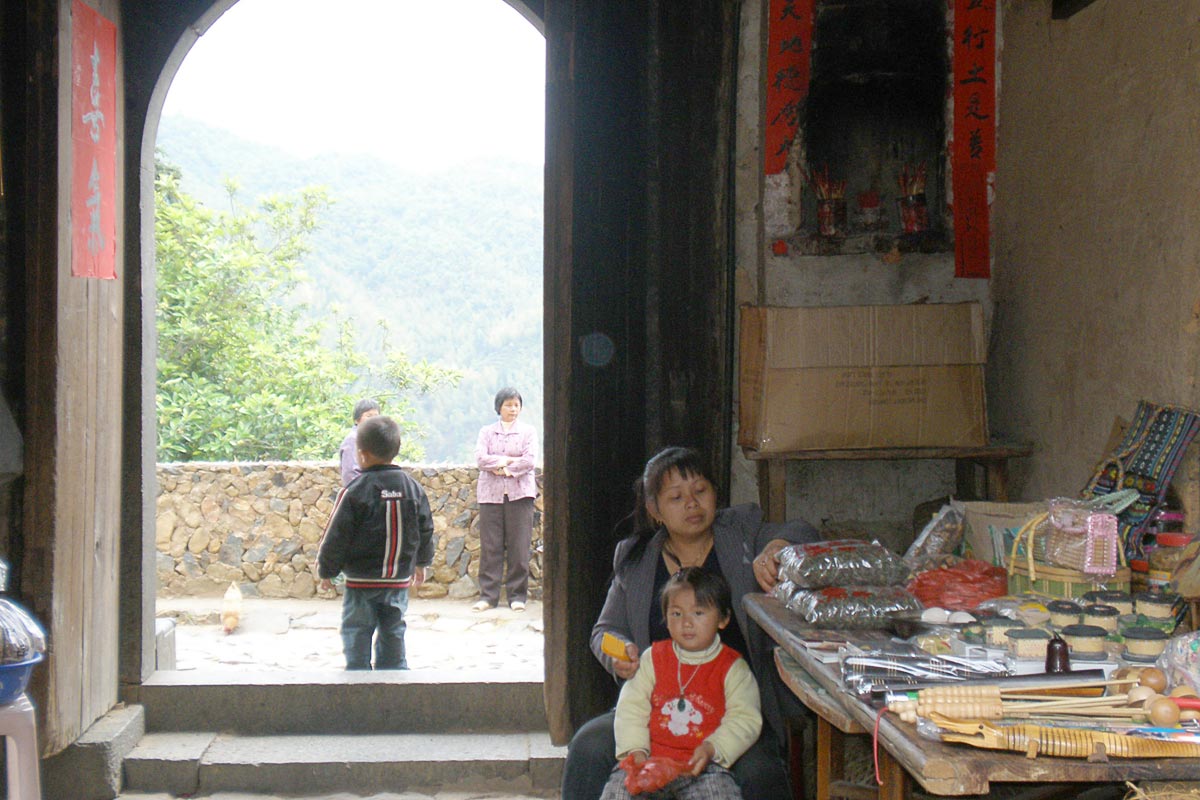 kids-in-tulou-fujian-china-doorway