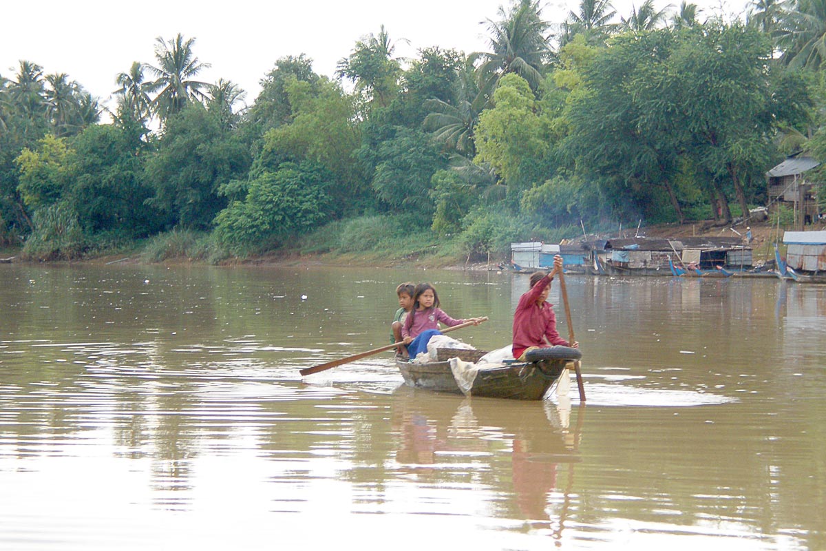 kids-on-river-canoe-tonle-sap-cambodia