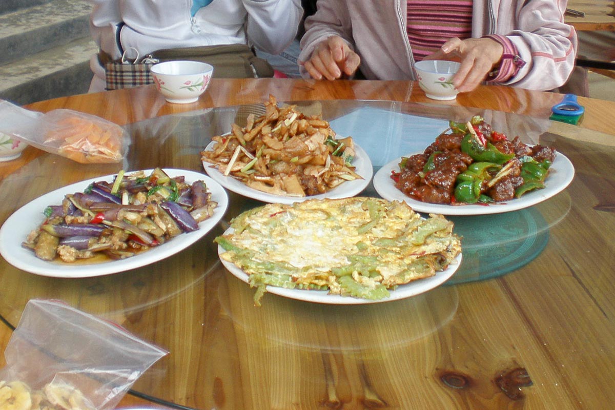 lunch-meal-fujian-tulou-cluster-china