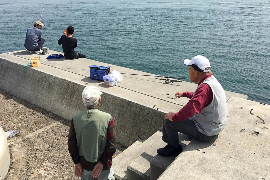 people-fishing-end-of-pier-akashi-japan
