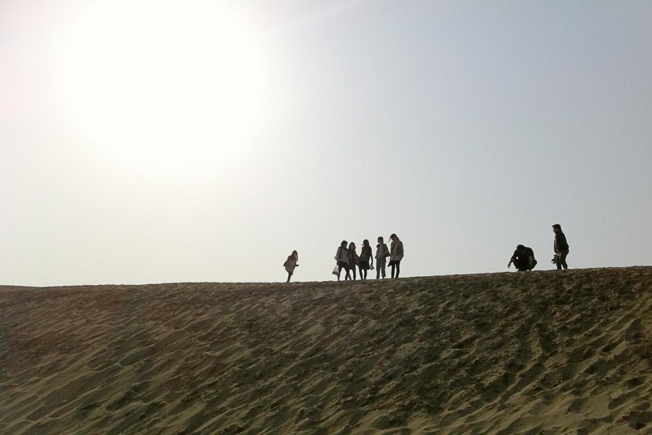 people-top-of-tottori-sand-dune-sun-japan