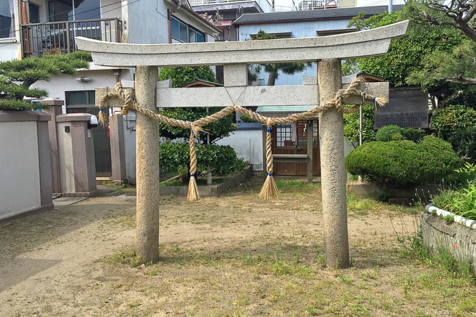 small-torii-gate-field-akashi-osaka