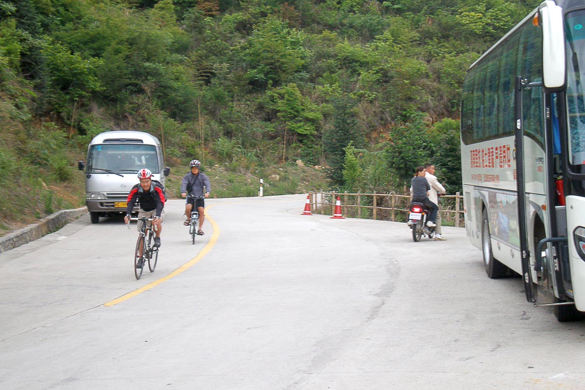 taiwanese-cyclists-bus-fujian-tulou-china-road