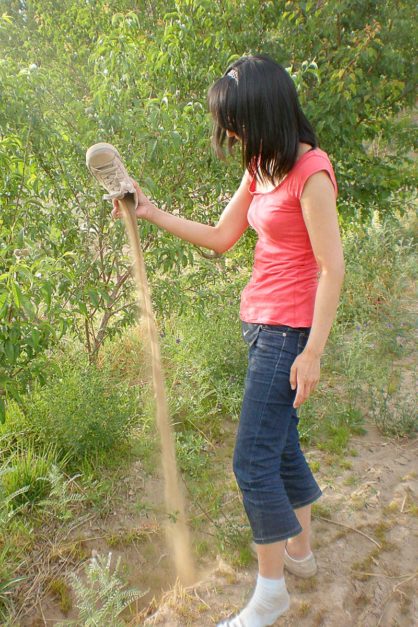 masayo-pouring-sand-shoe-dunhuang-china