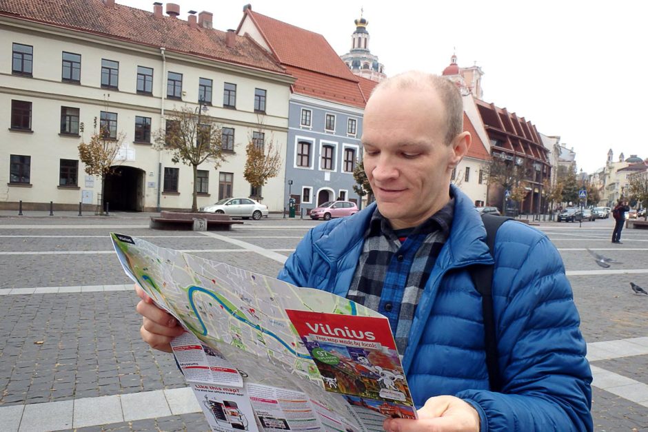 jeremy-checking-vilnius-map