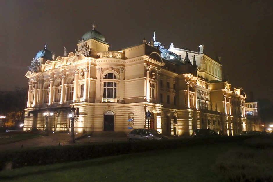 Welcome to Kraków at night.