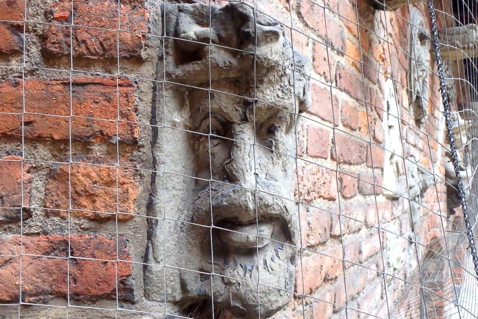 brick-cement-face-gdansk-gate